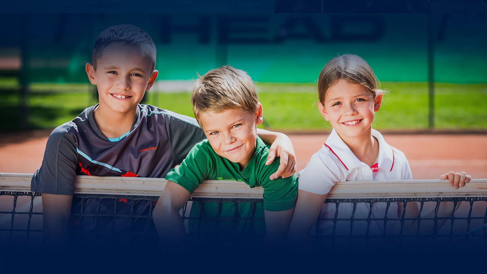 Kinder auf dem Tennisplatz sind glücklich