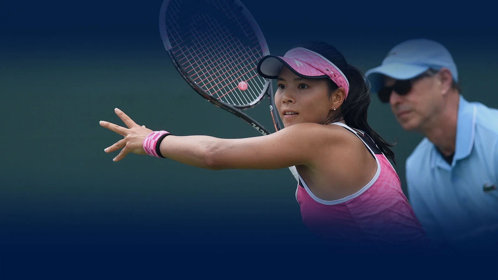 Tennis Banner - Frau bei Wettkampf